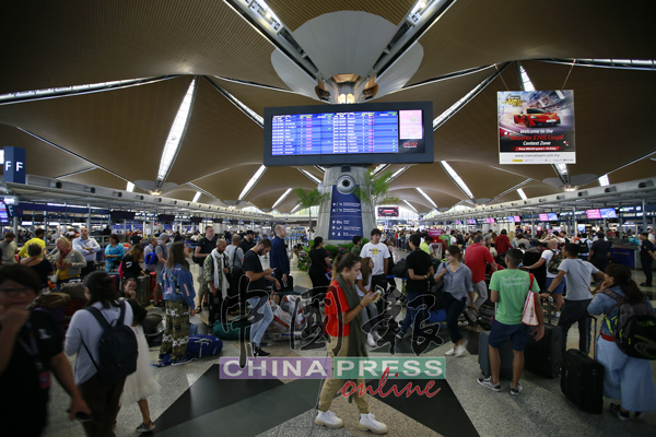 早上的机场人潮众多，多个登机柜台出现人龙。