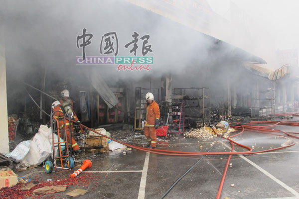 30名消拯员接力进入火场内灭火，以免火势蔓延。