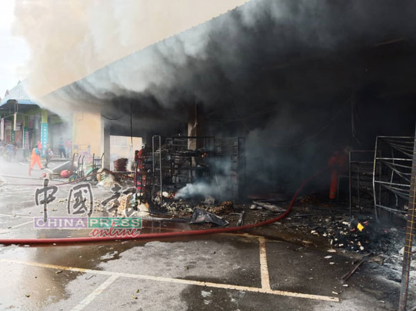 合顺杂货批发的两间店铺完全被烧毁，初步估计损失约300万令吉。