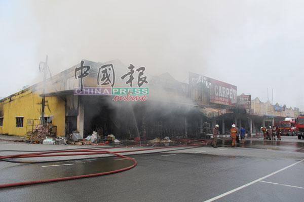 汝来3批发城第3/4路的杂货批发店发生火灾，殃及隔邻多间店铺。