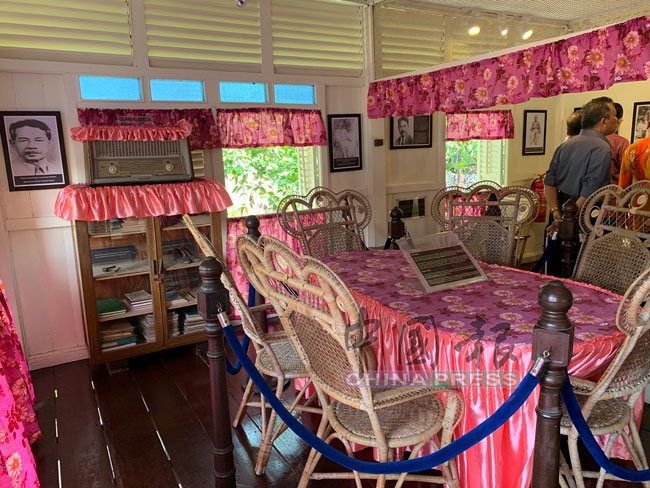 马哈迪的故居内，存放着当时马哈迪所使用的家具，当年马哈迪就是在这餐桌上温习功课。