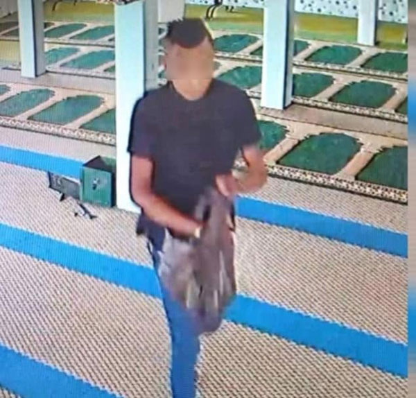 小偷潜入清真寺内，偷走清真寺里募捐箱的现款。