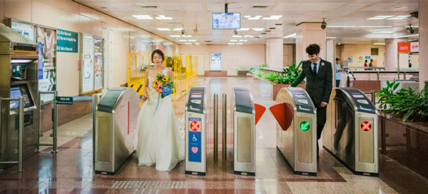 新婚夫妻搭地铁到喜宴现场，摄影师拍下独特结婚照。