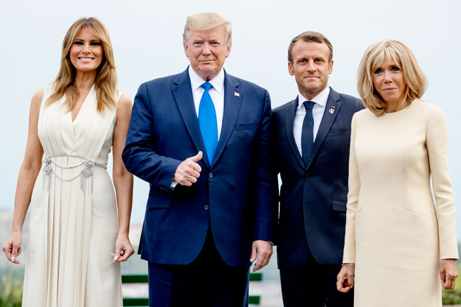 法国总统马克龙（右2）与夫人布丽奇特（右），欢迎美国总统特朗普（左2）及夫人梅拉妮亚，4人一起合照。（美联社）