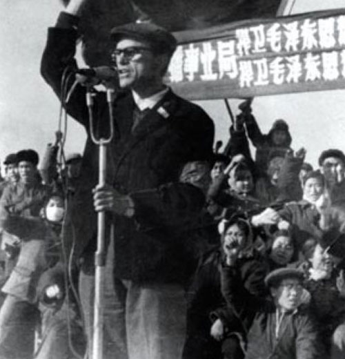 “文化大革命”爆发后，李敦白成了广播事业局的风云人物。在一次批判大会上，他登台发表演讲。