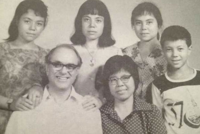 李敦白（前排左）与家人合照。