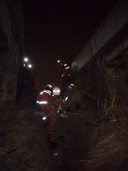 死者的轿车失控，撞破道路旁的围墙，掉入10公尺深的火车轨道。