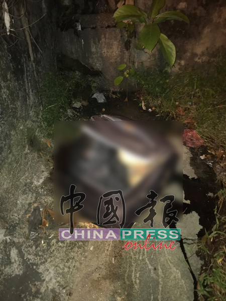 藏有女尸的行李箱，弃于2公尺深的沟渠。