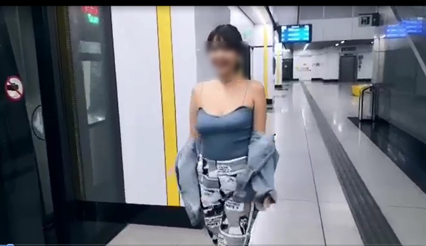 妹子衣着性感乘坐捷运。