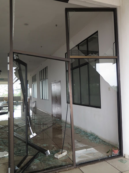狂风把玻璃门的框架吹歪，更有部分被吹断，玻璃破裂。