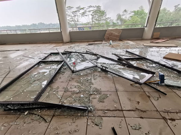 玻璃门整片倒向走廊，满地碎片，庆幸没有伤及无辜。