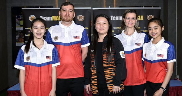 信心洋溢的器械体操队选手依查（右起）、教练尤丽雅伊瓦诺娃、领队杜爱莉、教练科雷斯雅诺夫及陈美瞳出席记者会。