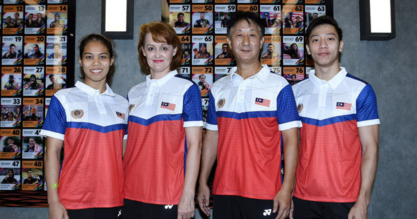 器械体操选手吕培燊（右起）、教练谭家恩、欣科娃及女将努阿姬拉，士气高昂迎接东运会的考验。