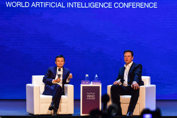 马云（左）和马斯克周四在上海举办的世界人工智能大会上展开对话。（法新社）