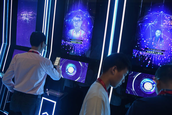出席者在世界人工智能大会开幕上体验脸部识别扫描“刷脸”技术。（法新社）