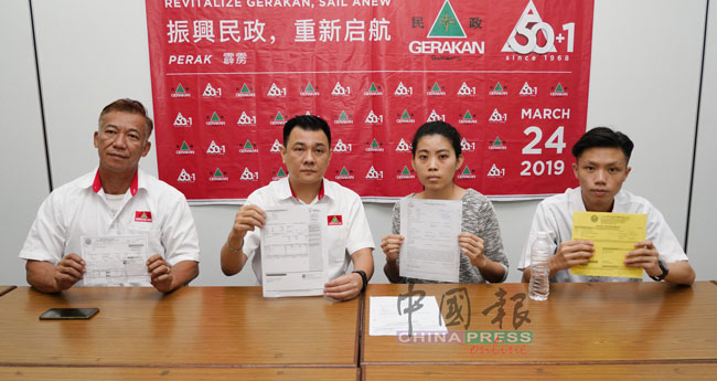 张秀凌（右2）在萧国标（左起）、植旷荣及吴国豪陪同下，召开记者会，希望国能尽快协助她解决问题。