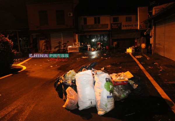 鸡场街垃圾量十分惊人，尤其假日期间的垃圾，每日可多达1吨。
