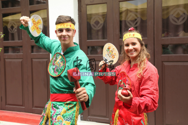 两名外国游客身穿家将服，体验流传台湾百年的家将文化。