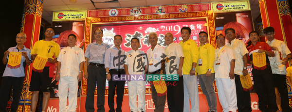 清华宫颁发感谢状给参与单位代表，左4起是施国隆、邱培栋、侯罕利及杨贤志（右7）。 