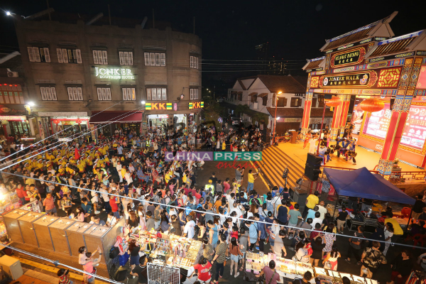 近千人围观马台综合文化表演。 