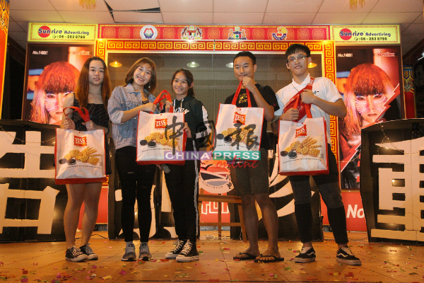 参与者各获得一份由东方食品工业有限公司赞助的礼袋一份。