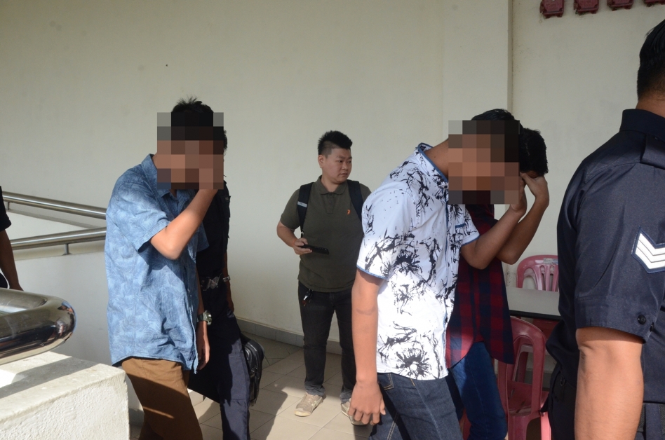 3名少年被告在警察押送下，带上推事庭提控。