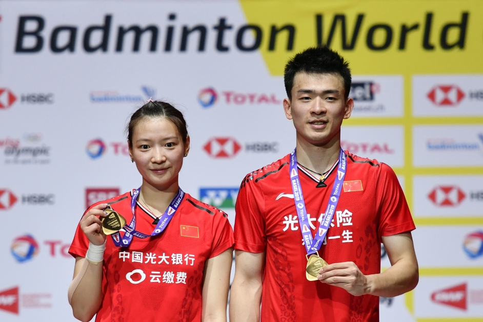 中国的 郑思维（右）与黄雅琼保住他们在上届夺得的冠军。（法新社）