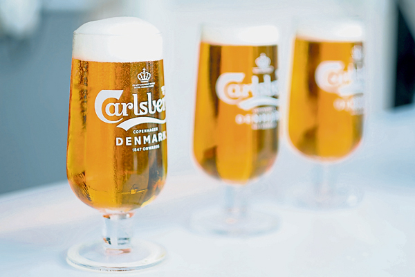 带有丹麦风格圣杯设计的Carlsberg全新酒杯，既能体现Carlsberg的时尚形象，又能令杯中啤酒产生持久啤酒气泡，以锁住并延长啤酒香气。