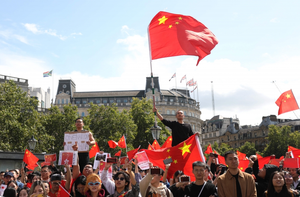 中国民众在伦敦挥动五星旗。