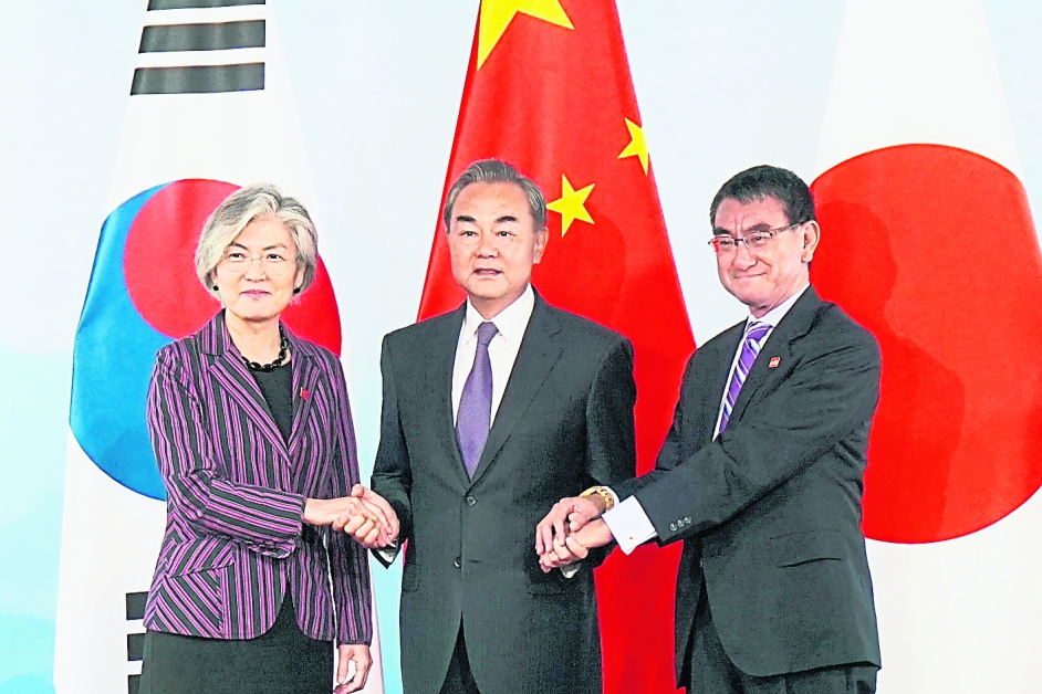 韩国外长康京和（左起）、中国外长王毅和日本外长河野太郎，周三在北京举行会谈。（美联社）