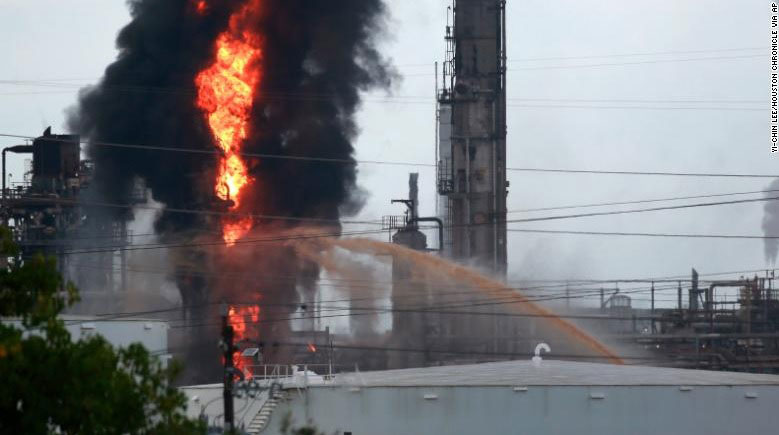 炼油厂爆炸起火，烈火浓烟冲天。