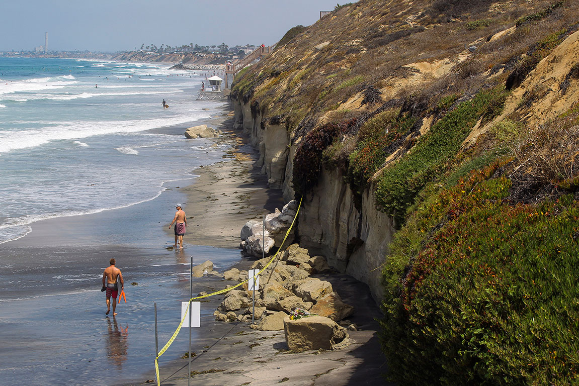 南加州一个热门泳滩的沙岩悬崖突然倒塌， 造成3名妇人死亡。（美联社）