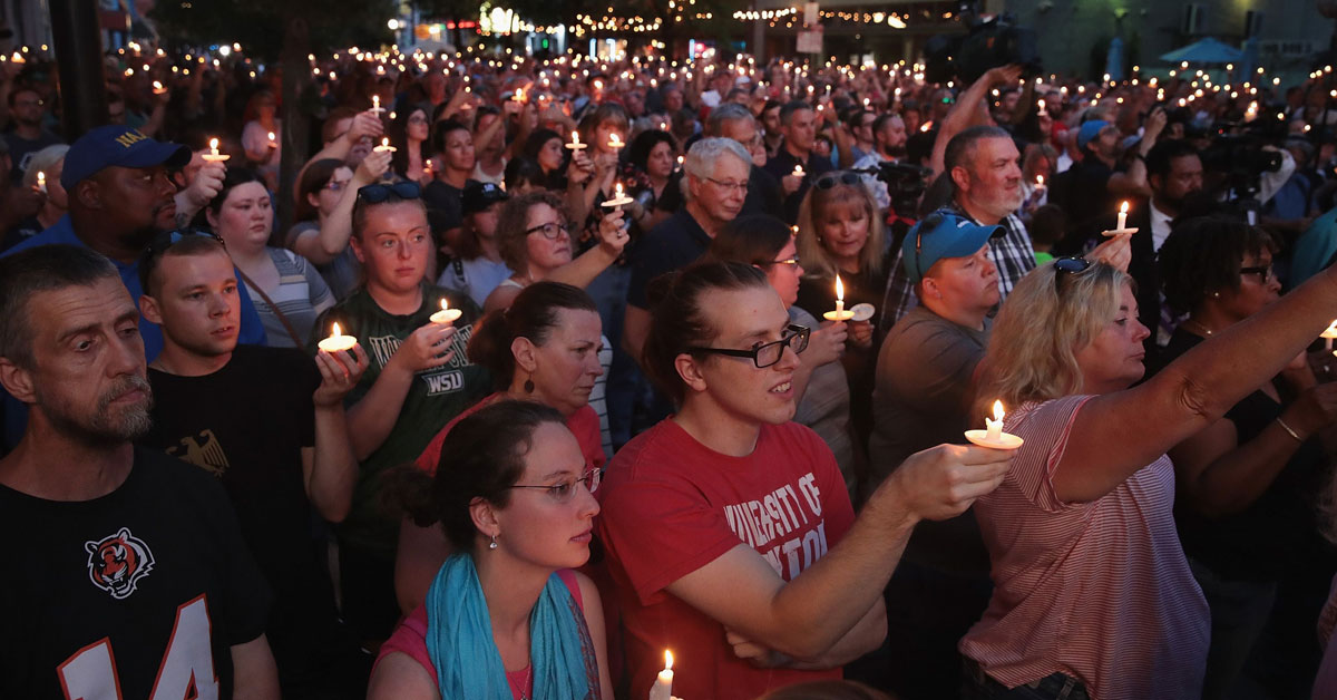 俄亥俄州酒吧枪击案发生后，民众周日晚上出席烛光晚会，哀悼死者。（法新社）