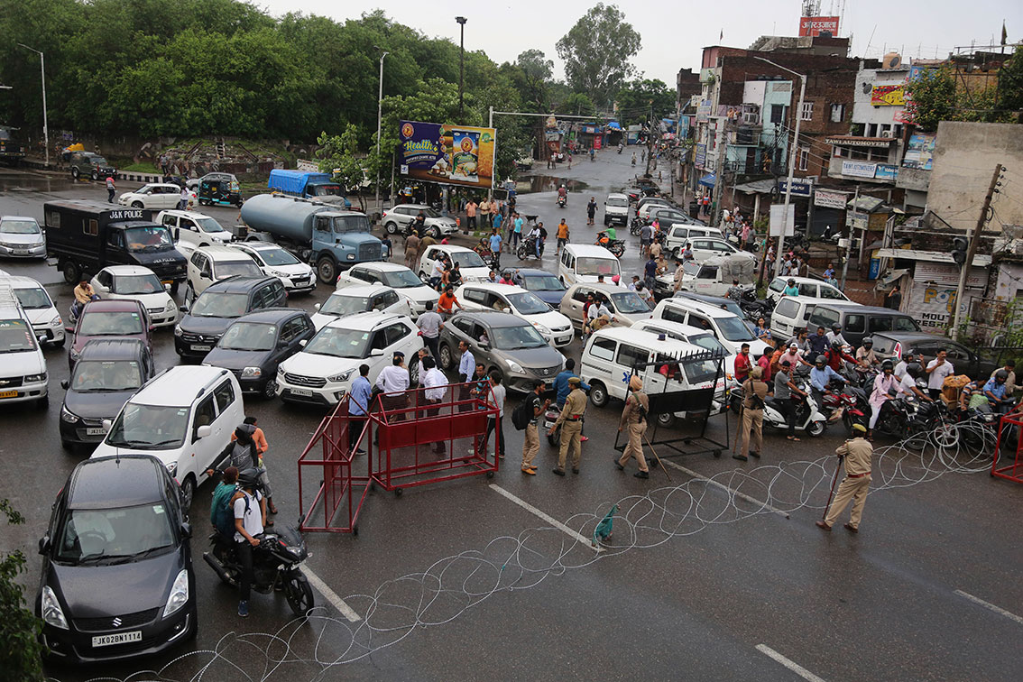 印度警方周一在查谟设置路障，阻止车辆出入。（美联社）
