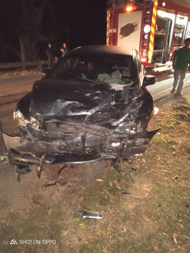 本田轿车前部损坏，车上一家四口受伤。