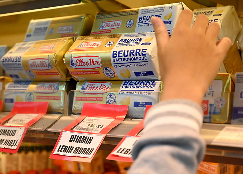 印尼周五宣称正寻求调高对欧盟乳制品的进口关税，图为市民在峇厘岛一家超市挑选法国牛油。（法新社）