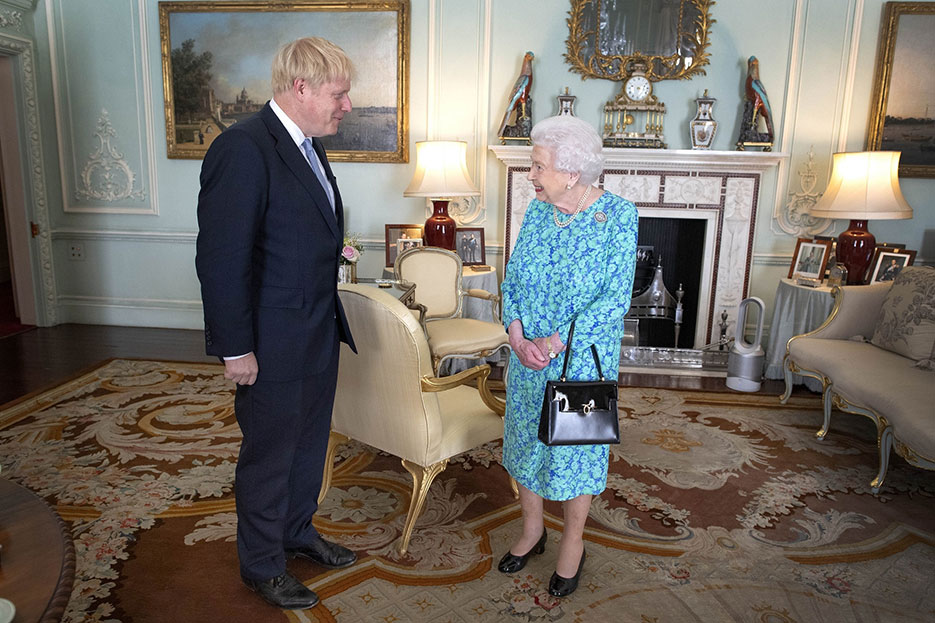 当选保守党党魁的约翰逊上月觐见英女王，正式接任英国首相。（档案照）