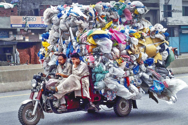巴基斯坦大城市常见人搬运大堆弃置塑料袋。
