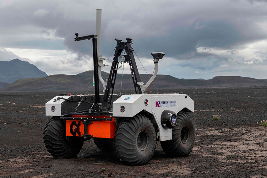 美国太空总署的新型太空探测车，7月19日在冰岛朗格冰原下游的兰巴熔岩地带接受测试工作。（法新社）