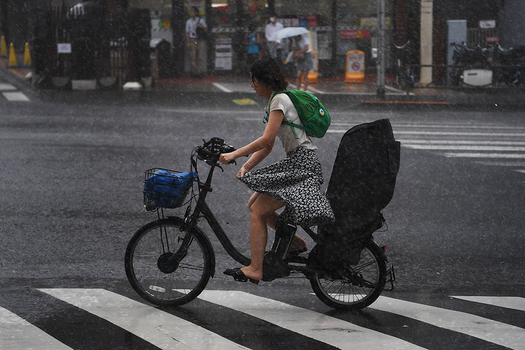 风雨中骑脚车。