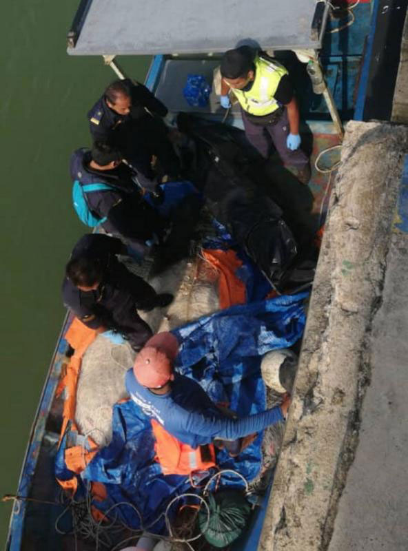 警方把潘玉珍的尸体从海上运到甘马挽殓尸房。
