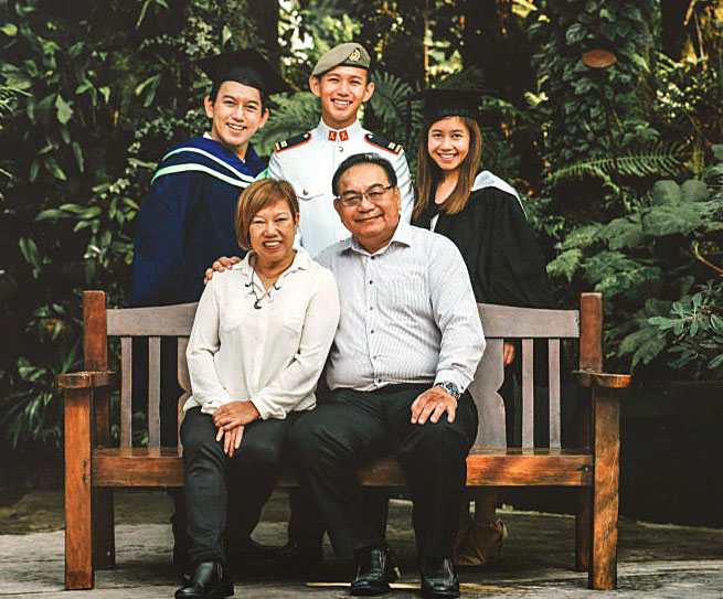 二儿子毕业，潘玉珍一家人到滨海花园拍照。