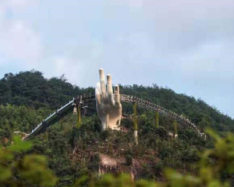 仙手桥桥面为彩虹艺术构造，全长99公尺，由19公尺高的白玉仙手悬空托起。