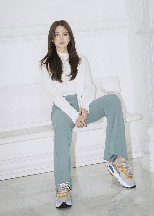 宋慧乔为代言的女装鞋子品牌换上多款造型。