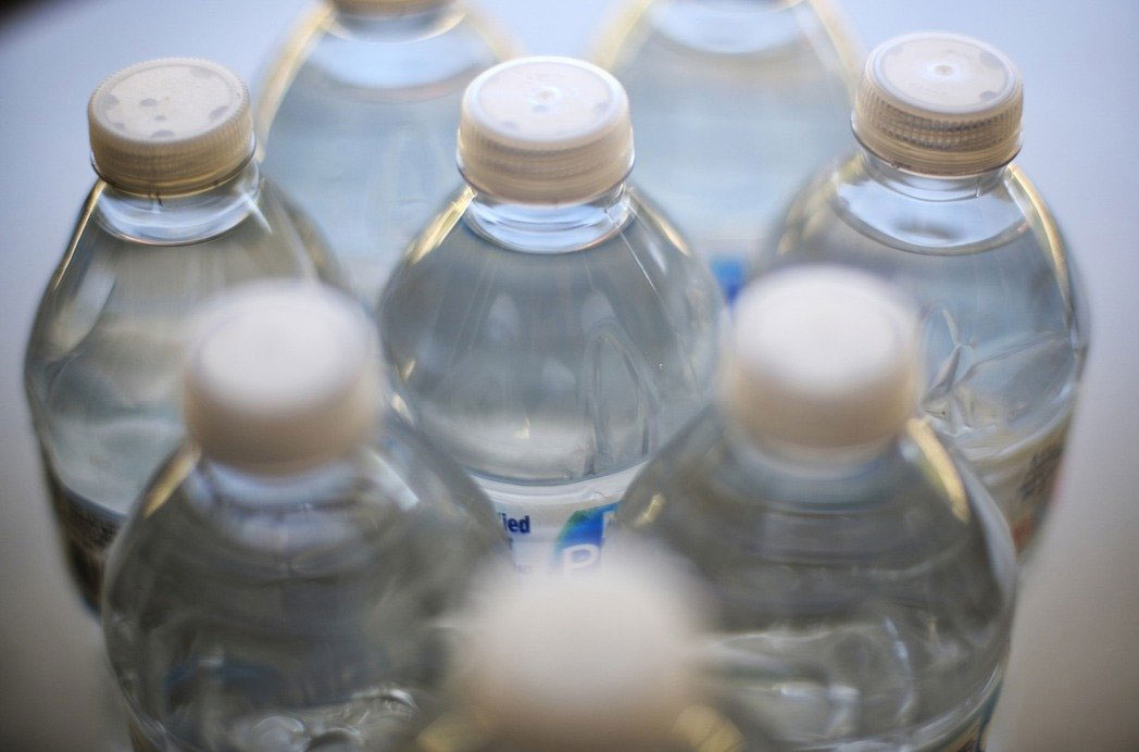 世卫组织指出，饮用水中塑料微粒含量对人体伤害风险不高。