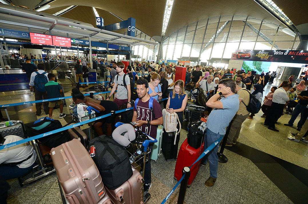 机场系统出现中断，搭客在机场内排长龙。
