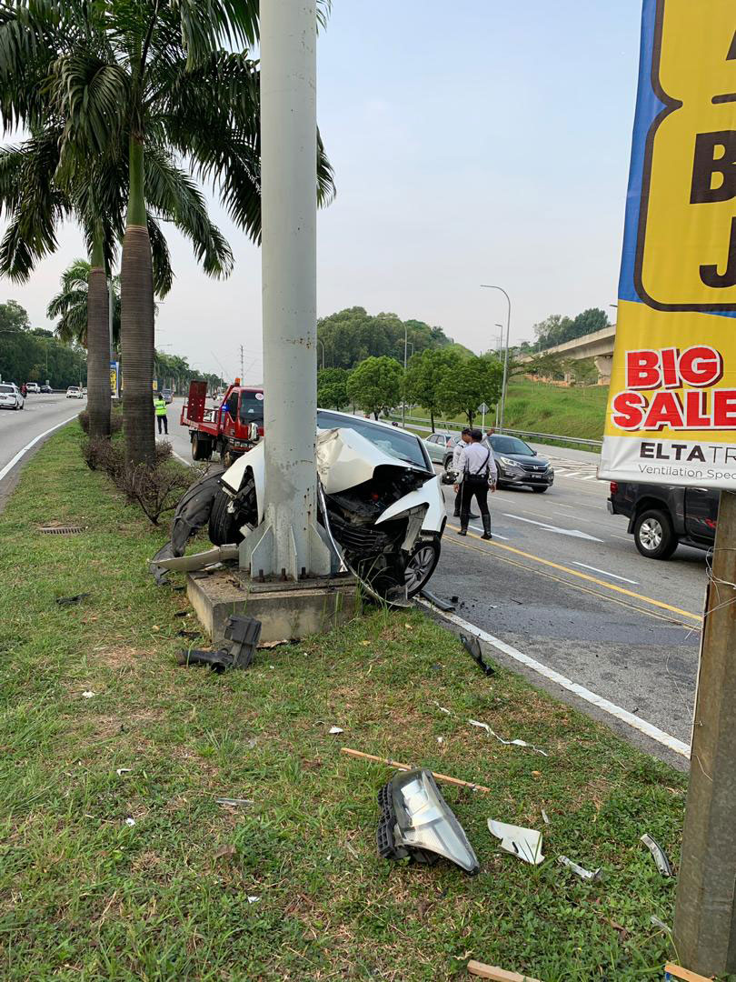  死者与友人乘坐的轿车在行驶途中失控而猛撞路旁灯柱。