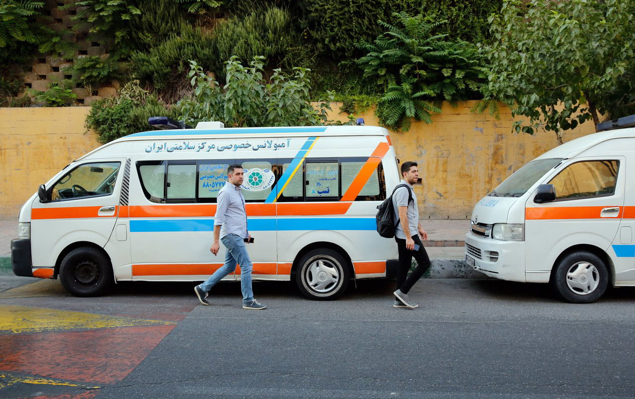 伊朗救护车被作为私人用途已成常态。图为人们经过2辆停在路边的救护车。（资料图）