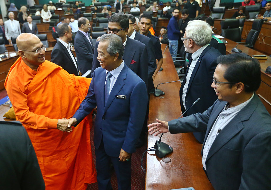 慕尤丁（左2）为“宗教价值观与反对暴力和极端主义”国际论坛开幕，与各宗教领袖握手。