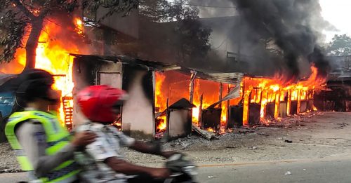 巴布亚暴乱焚建筑6死 印尼派军镇压抗议